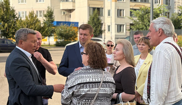 Дмитрий Благов провел обход территории на улице Брусилова