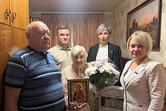 Труженицу тыла поздравили с юбилеем